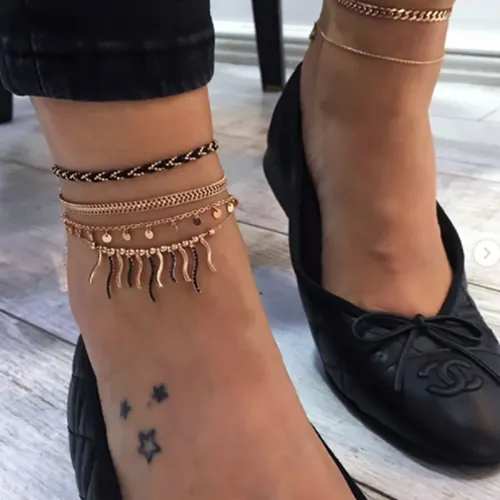 Layered Gold Shell Pendant Chain Ankle Bracelet On Leg Foot